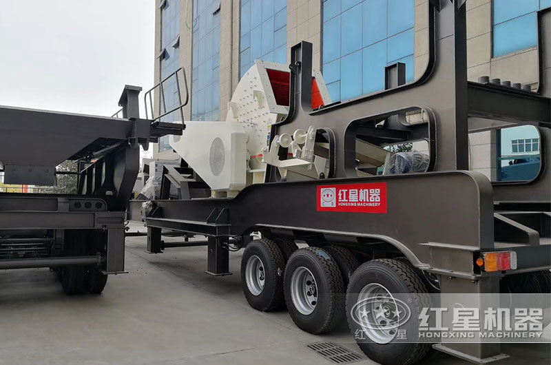 移動(dòng)錘式破碎機(jī)發(fā)貨，移動(dòng)靈活，轉(zhuǎn)場(chǎng)方便，效率高