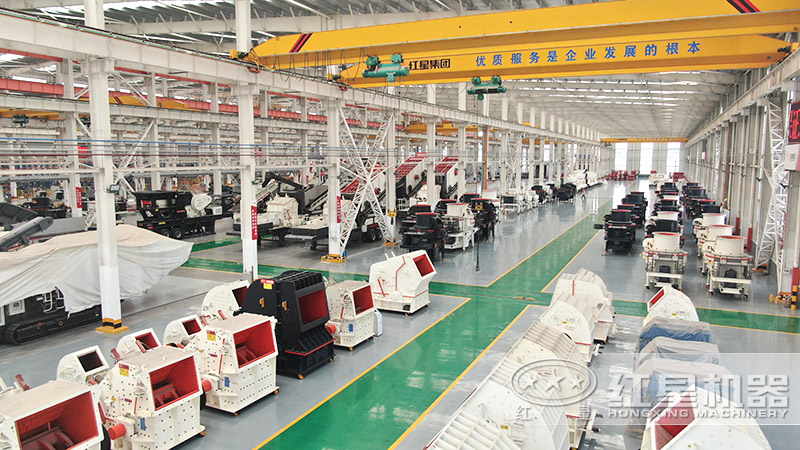 紅星破碎制砂設(shè)備生產(chǎn)車間，設(shè)備種類齊全