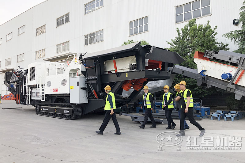 煤炭破碎機(jī)價(jià)格實(shí)惠，客戶來(lái)廠考察