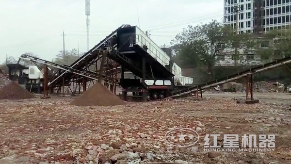 印尼鵝卵石車載移動顎式破石機(jī)作業(yè)現(xiàn)場