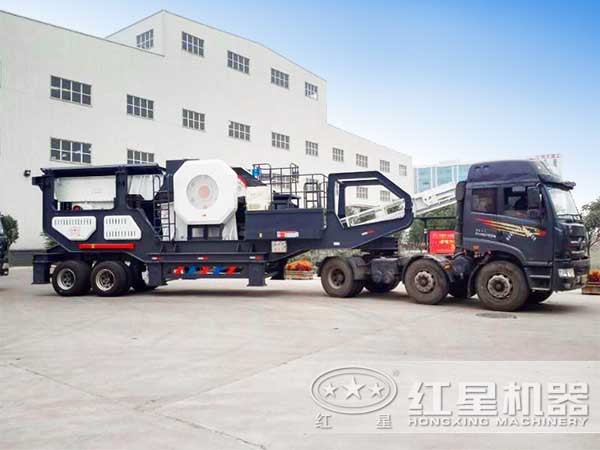 車頭牽引下正在移動的顎式移動破石機(jī)