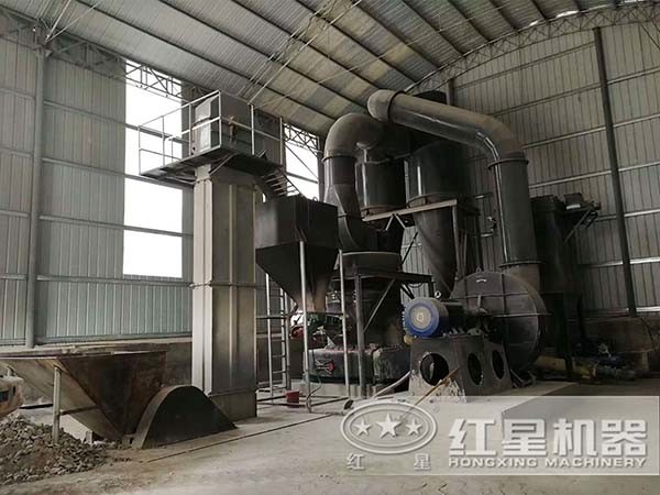 石粉磨粉機(jī)作業(yè)現(xiàn)場