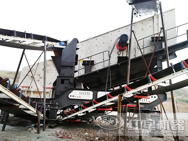 300t/h車(chē)載移動(dòng)破碎機(jī)_破石機(jī)施工現(xiàn)場(chǎng)