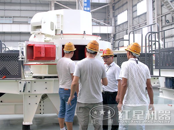 紅星機(jī)器的技術(shù)專(zhuān)家正在對(duì)環(huán)保型制砂機(jī)成品進(jìn)行檢測(cè)