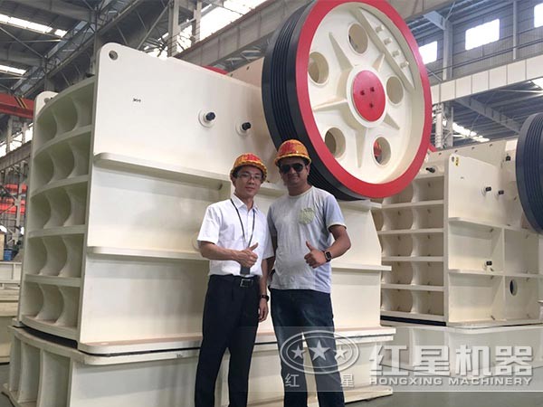 紅星銷售經(jīng)理為到廠實地考察人員講解設(shè)備并合影留念