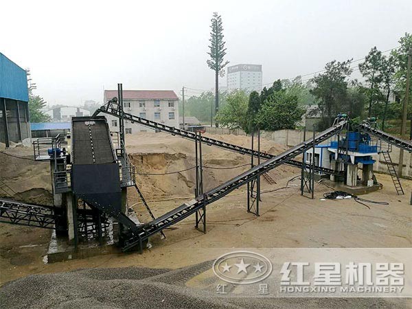 珍珠巖制砂機(jī)時產(chǎn)50噸制砂現(xiàn)場