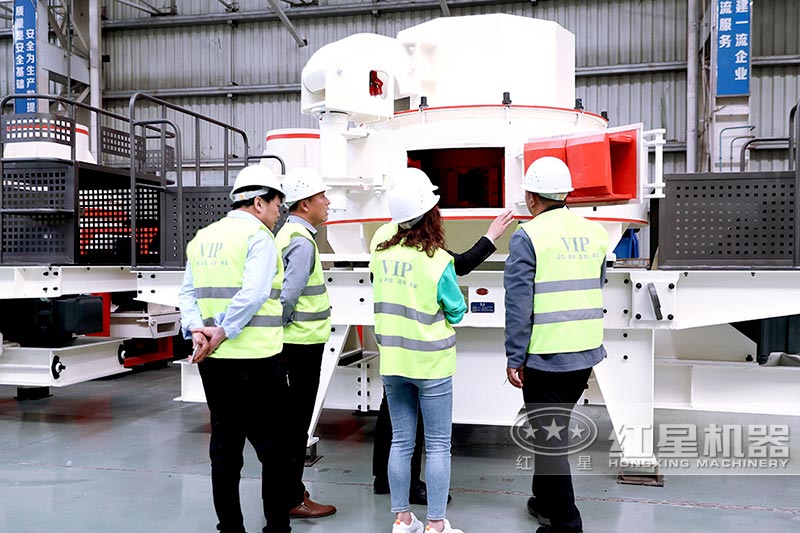 客戶來紅星參觀制砂機(jī)，考察廠區(qū)