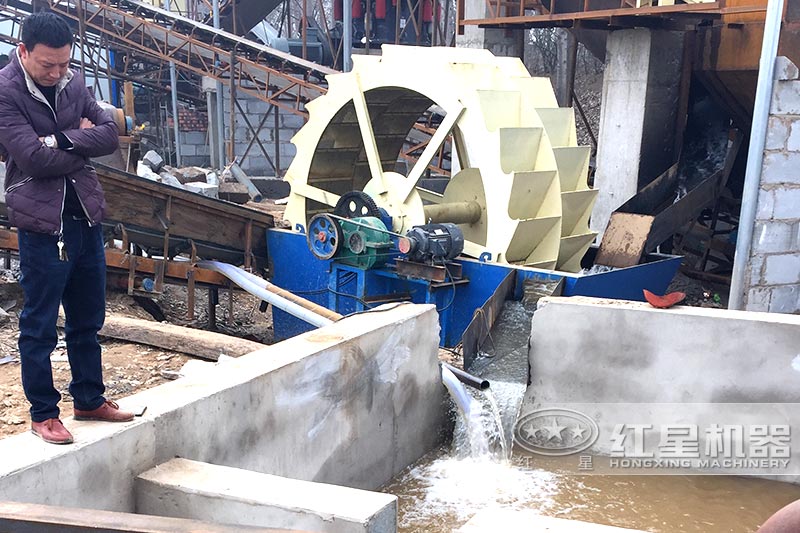 設置蓄水池，加入絮凝劑可實現(xiàn)水循環(huán)，環(huán)保