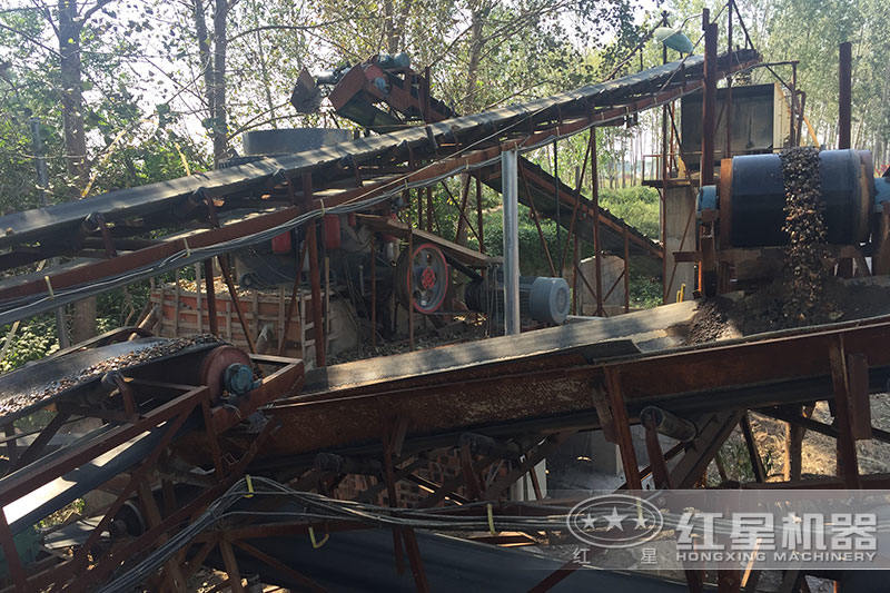 石料生產(chǎn)線現(xiàn)場(chǎng) 石料生產(chǎn)線現(xiàn)場(chǎng)