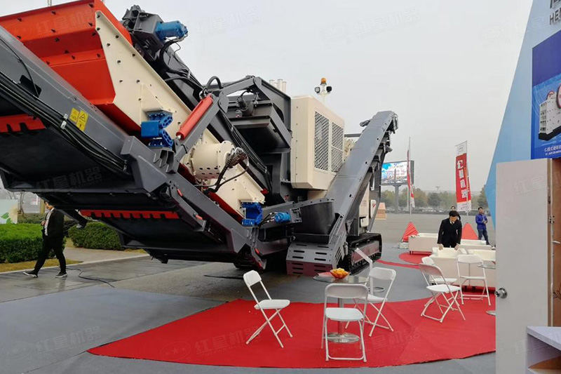 綠色履帶式移動(dòng)破碎站在現(xiàn)場