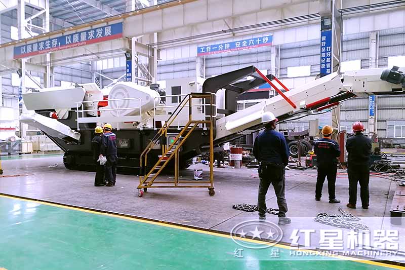 客戶來(lái)紅星車(chē)載移動(dòng)破碎機(jī)廠區(qū)參觀考察