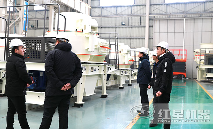 紅星石子制砂機廠區(qū)內(nèi)，客戶正在參觀