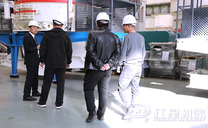 來參觀客戶接受經(jīng)理對石子制砂機設備的講解