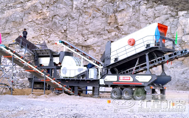 輪式自行重錘式破碎機(jī)械車作業(yè)現(xiàn)場，山東客戶，時(shí)產(chǎn)120噸