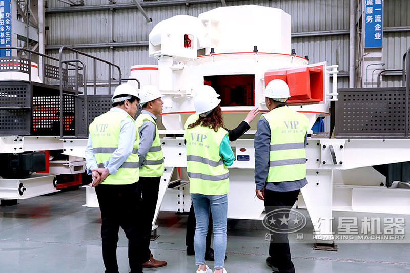 打碎石子打沙機(jī)設(shè)備客戶(hù)來(lái)我廠參觀