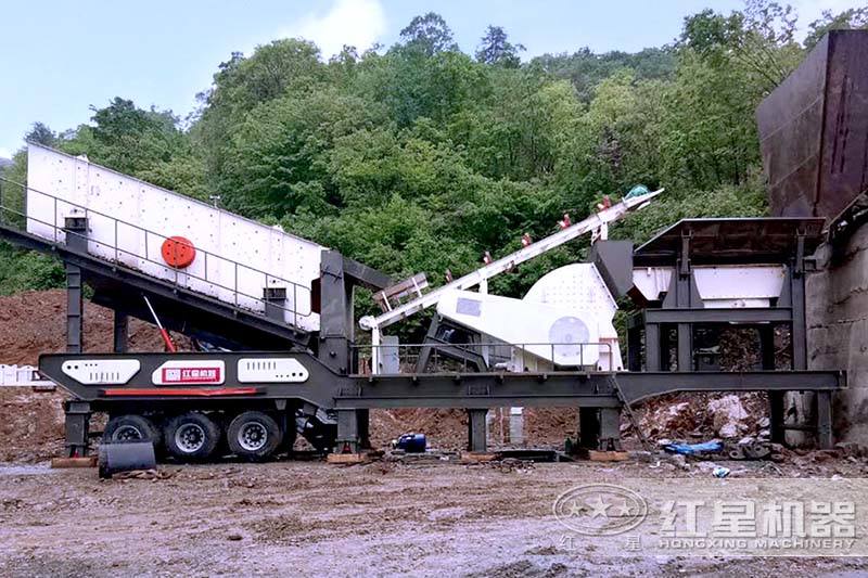 小型移動破沙機(jī)設(shè)備客戶現(xiàn)場