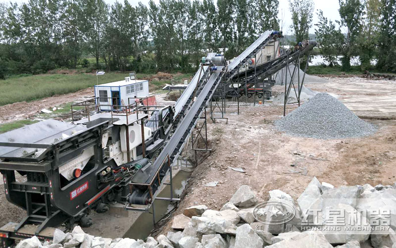 車(chē)載移動(dòng)石子破碎機(jī)多機(jī)組合生產(chǎn)現(xiàn)場(chǎng)