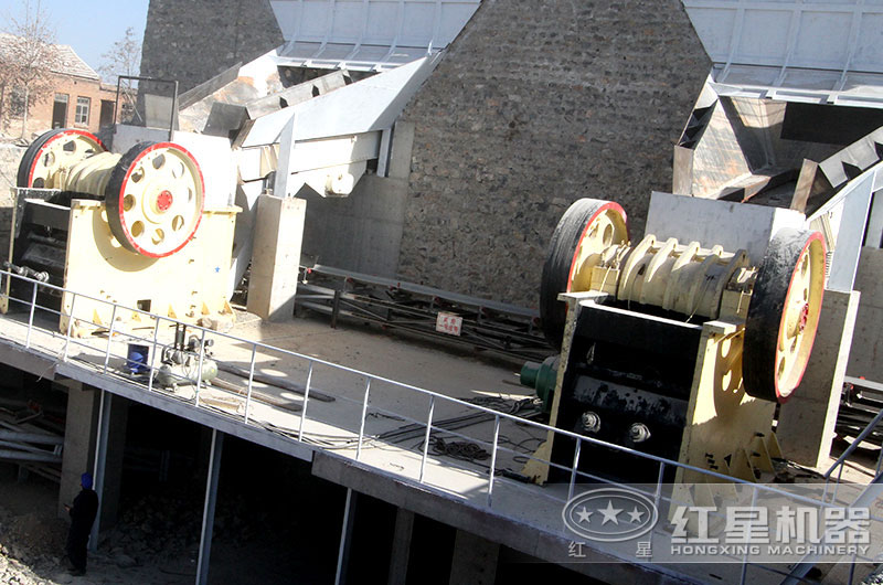 顎破進(jìn)料口大，破碎力度強(qiáng)適合打頭陣