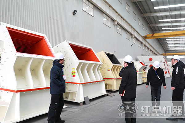 單段重錘式破碎機(jī)生產(chǎn)車(chē)間可隨時(shí)參觀考察