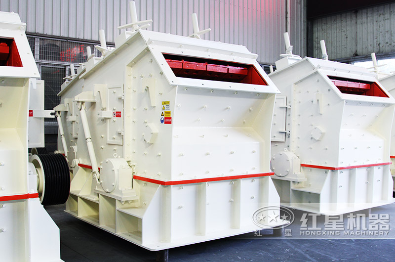 反擊式破碎機沖擊力大，石粉少