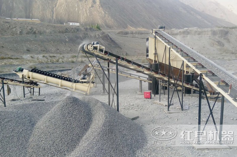 制砂機(jī)加工的機(jī)制砂現(xiàn)場，成品料堆