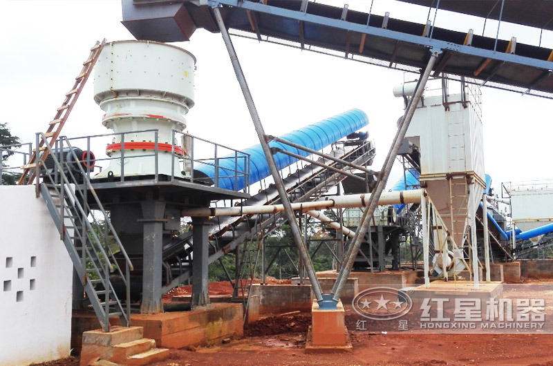 玄武巖破碎生產(chǎn)線現(xiàn)場，防塵罩綠色更環(huán)保