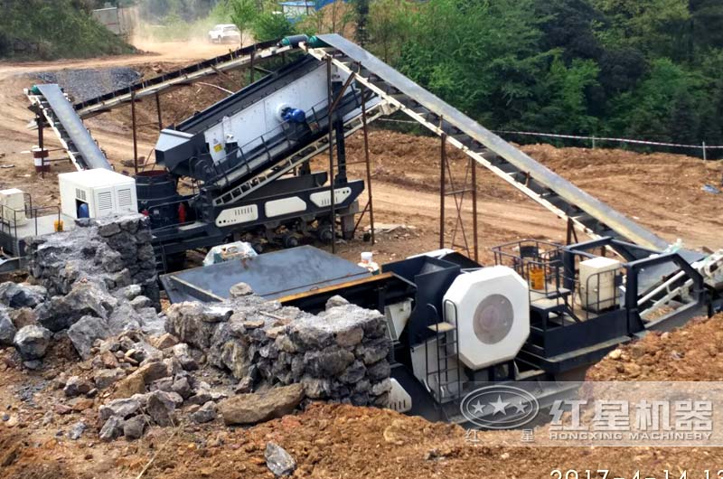 輪式移動(dòng)破碎站作業(yè)現(xiàn)場(chǎng)，移動(dòng)顎式破碎站和移動(dòng)反擊破雙機(jī)器搭配完成粗碎和細(xì)碎作業(yè)