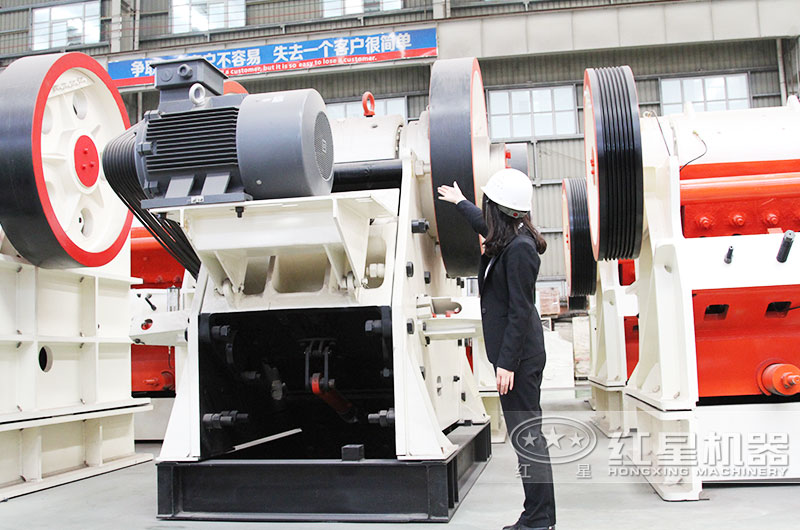 鄂式破石機進料口大，破碎腔深